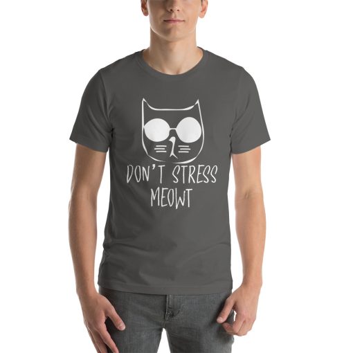 Unisex t-shirt with a picture of a cat on it. Underneath the cat it says "don't stress meowt"